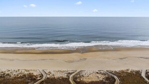 A beach with a clear view of the ocean and a sandy shoreline. - Come Stay at This Beautiful Unit From HGTV's - Island Life! (Ocean City)