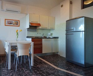 冷蔵庫、電子レンジ、コンロ、コーヒー / ティーメーカー