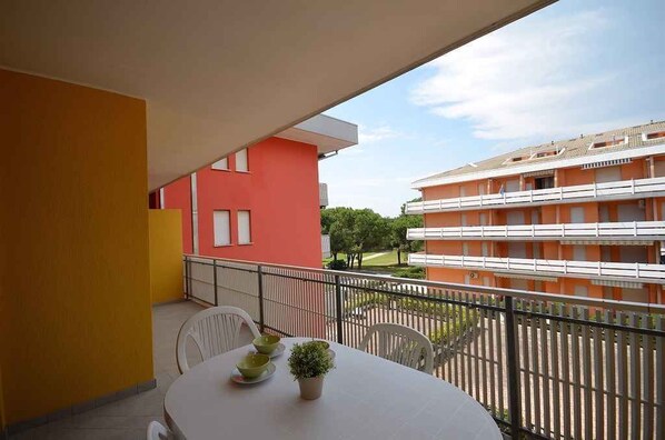 Outdoor dining - Holiday apartment mit Klimaanlage und Balkon (Bibione)