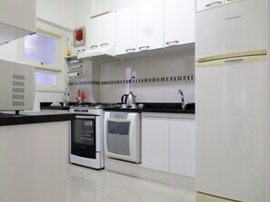 Geladeira, micro-ondas, fogão, cooktop