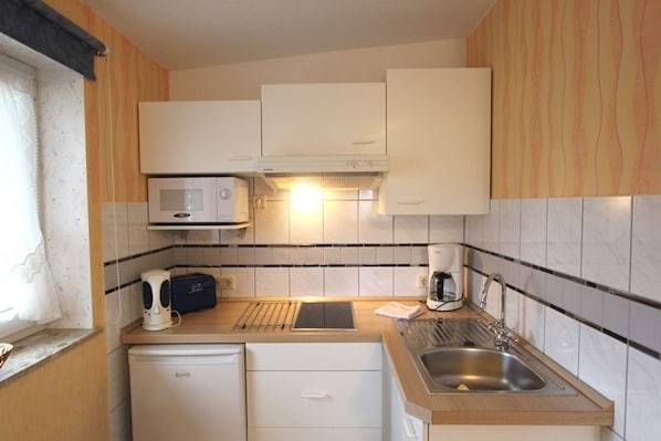 Kühlschrank, Mikrowelle, Wasserkocher mit Kaffee-/Teezubehör