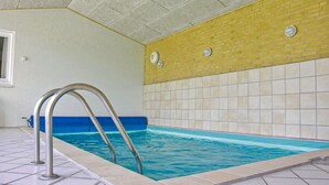 Innendørsbasseng