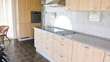 Jääkaappi, liesi, astianpesukone, kahvin-/teenkeitin