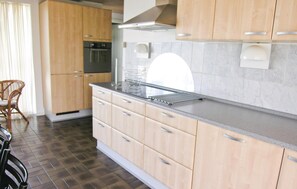 Réfrigérateur, micro-ondes, plaque de cuisson, lave-vaisselle
