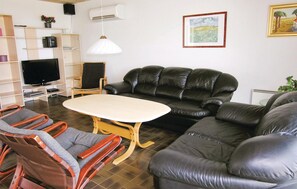 تلفزيون، مدفأة، مشغل دي في دي