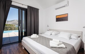 4 bedrooms, travel cot, free WiFi, bed sheets