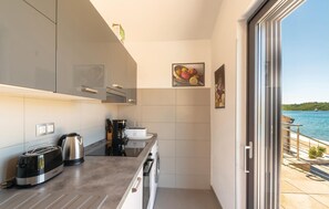 Geladeira, micro-ondas, cooktop, lava-louças