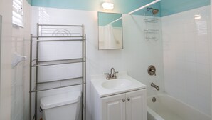 Un baño con inodoro, lavabo y bañera.