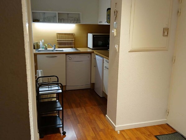 Kjøleskap, mikrobølgeovn og oppvaskmaskin