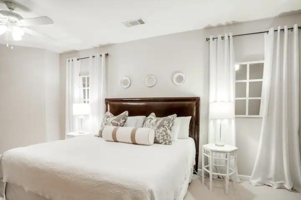 3 habitaciones, escritorio y tabla de planchar con plancha 