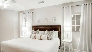 3 habitaciones, escritorio y tabla de planchar con plancha