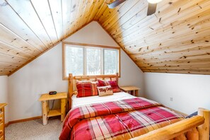 4 bedrooms, iron/ironing board, travel crib, WiFi - Lakefront home with firepit, large deck, & amazing views (St. Germain)