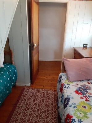 3 bedrooms, desk, iron/ironing board, free WiFi