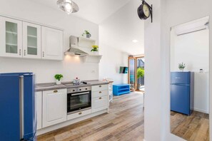 Kjøleskap, ovn, kokeplater og oppvaskmaskin