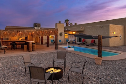 Fun Home with Pool & Outdoor Bar! Walking Distance to Lake & London Bridge!