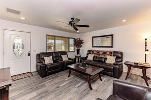 Televisión, chimenea, reproductor de DVD y tenis de mesa