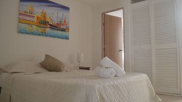 Nhà tiện nghi đơn giản, 2 phòng ngủ | Truy cập Internet không dây miễn phí, bộ trải giường