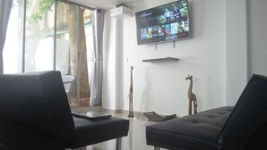 บ้านพักคลาสสิก, 1 ห้องนอน | ห้องนั่งเล่น | สมาร์ททีวี 32 นิ้ว พร้อมช่องเคเบิล, ทีวี