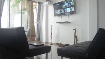 Classic House, 1 Bedroom | Ruang tamu | 32 inci sebuah televisyen pintar dengan kabel, TV