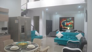 บ้านดีลักซ์, 2 ห้องนอน, ริมชายหาด | บริเวณนั่งเล่น | สมาร์ททีวี 32 นิ้ว พร้อมช่องเคเบิล, ทีวี