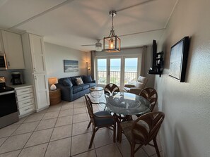 Smart TV - Private 2nd floor balcony facing the Gulf, sleeps 6. Pool & hot tub (South Padre Island)