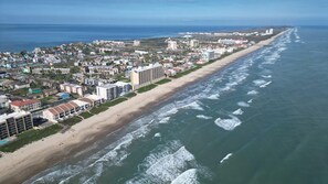 On the beach - Private 2nd floor balcony facing the Gulf, sleeps 6. Pool & hot tub (South Padre Island)