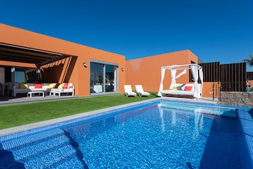 Single storey chalet with swimming pool in Salobre Golf