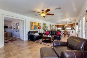 Fernseher, Kamin, Videothek