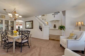 Dining - Heated Pool Backyard! Fun For The Family! Discounts Available (San Tan Valley)