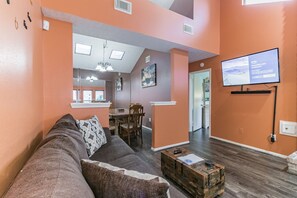 Smart TV - "SW Houston Eclectic Living" Long Stays Welcome! (Houston)