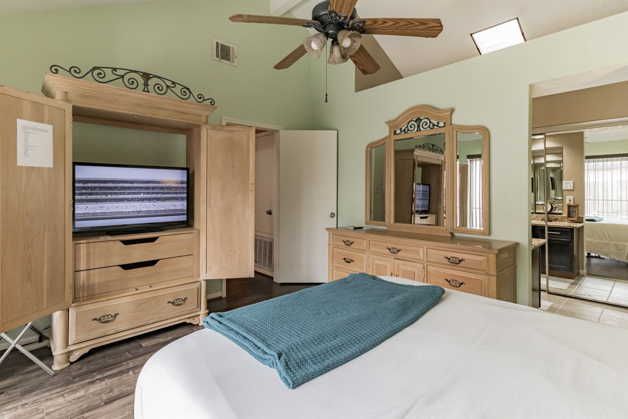 2 bedrooms, desk, iron/ironing board, free WiFi