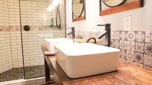 Douche, serviettes fournies