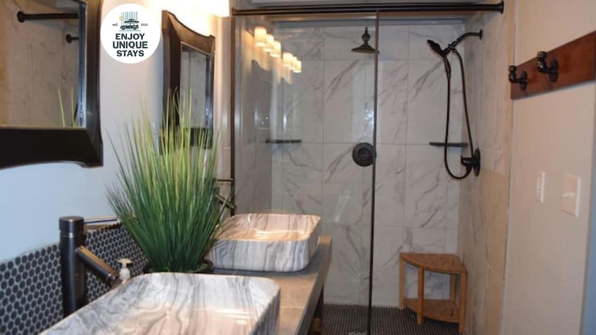 Shower, towels, shampoo