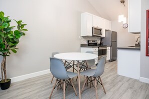 Dining - Walk to Cubs stadium ! Centrally Located Cozy Modern Condo (Mesa)