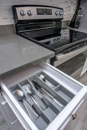 Kühlschrank, Mikrowelle, Ofen, Herdplatte
