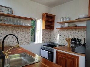 Kühlschrank, Mikrowelle, Ofen, Herdplatte