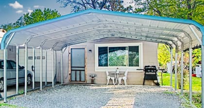 Harvey’s House - Peaceful Fort Gibson lake area studio w/ carport on 3 acres