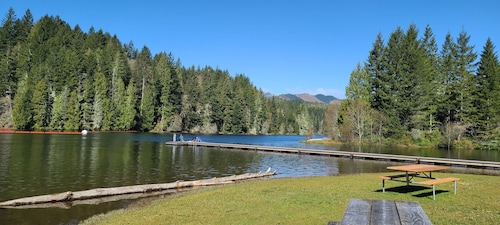Charming Retreat w/ Woodstove & Old School Movies - Hoodsport / Lake Cushman