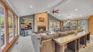 Smart-tv, eldstad, bordsfotboll och en stereo