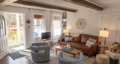 Franconia Fab: 2BR 1BA Ski Retreat nr Cannon Mtn-Kid & Fido Friendly!