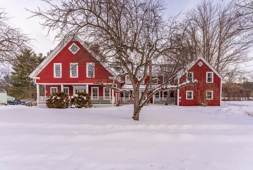 Big Red Retreat: 2BR Franconia | Sleeps 6 | Clean & Cozy Gem