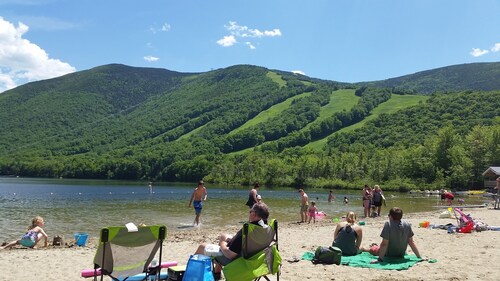 Franconia Fab: 2BR 1BA Ski Retreat nr Cannon Mtn-Kid & Fido Friendly! 