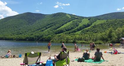 Franconia Fab: 2BR 1BA Ski Retreat nr Cannon Mtn-Kid & Fido Friendly!