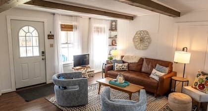 Big Red Retreat: 2BR Franconia | Sleeps 6 | Clean & Cozy Gem