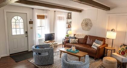 Big Red Retreat: 2BR Franconia | Sleeps 6 | Clean & Cozy Gem