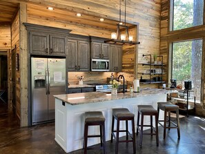 Jääkaappi, mikroaaltouuni, uuni, liesi