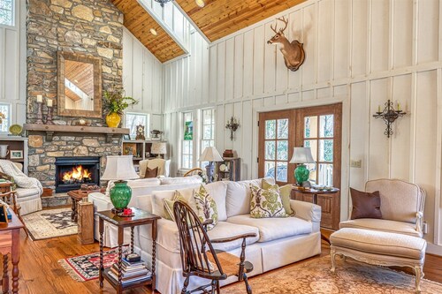 Magazine Worthy. Two Blocks From Main Street.| Sweetwood Cottage