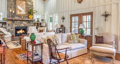Magazine Worthy. Two Blocks From Main Street.| Sweetwood Cottage