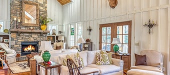 Magazine Worthy. Two Blocks From Main Street.| Sweetwood Cottage