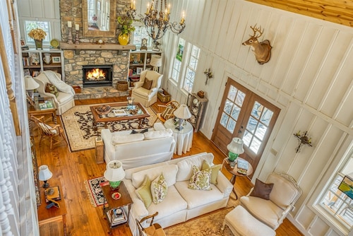Magazine Worthy. Two Blocks From Main Street.| Sweetwood Cottage